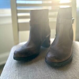 |CLARKS| brown leather zip up heeled boots 👠🥾 |